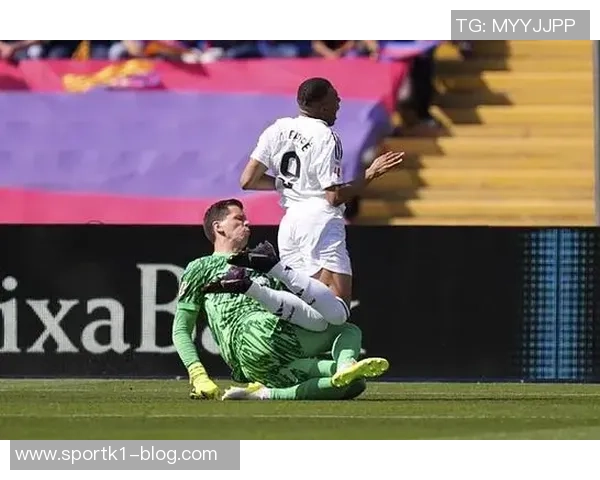 巴萨更衣室对裁判判罚强烈不满亚马尔越位判罚引发争议 巴萨更衣室对裁判判罚强烈不满亚马尔越位判罚引发争议